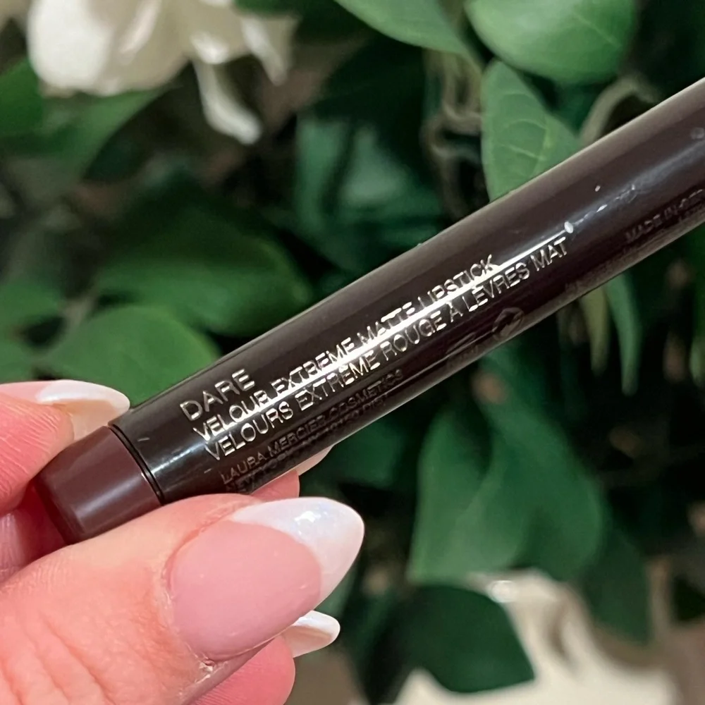 LAURA MERCIER • VELOUR EXTREME MATTE LIPSTICK • DARE